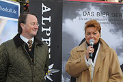 Tourismuschefin Gabriele Weishäupl und der Reichenhaller OB Dr. Herbert Lackner stellten am 17.11.2008 die Fichte aus Reichenhall vor (Foto: Ingrid Grossmann)